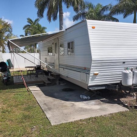 A Comfortable Place To Rest Or Play At Fort Myers Beach Rv Resort フォートマイヤーズ エクステリア 写真