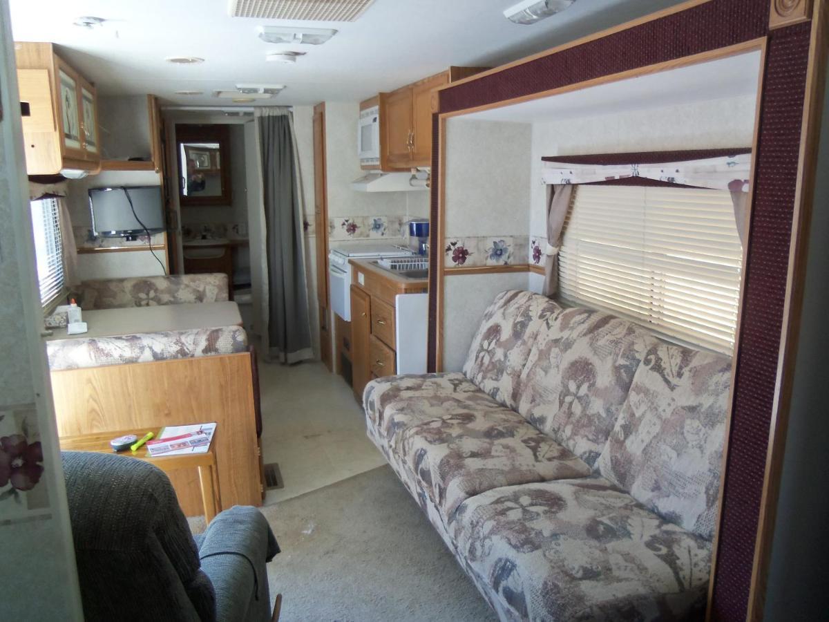 A Comfortable Place To Rest Or Play At Fort Myers Beach Rv Resort フォートマイヤーズ エクステリア 写真