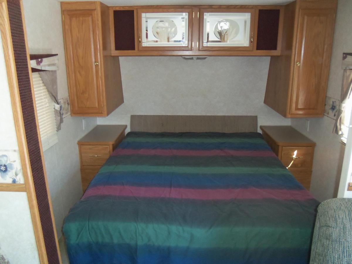 A Comfortable Place To Rest Or Play At Fort Myers Beach Rv Resort フォートマイヤーズ エクステリア 写真